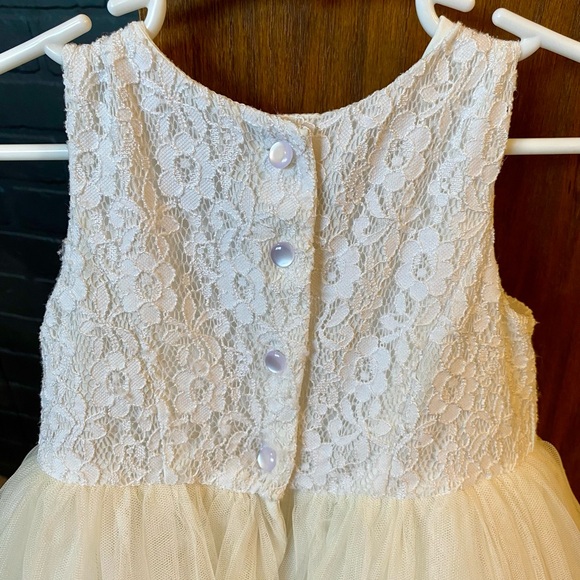GIRLS FLOWER GIRL DRESS. - Picture 3 of 6